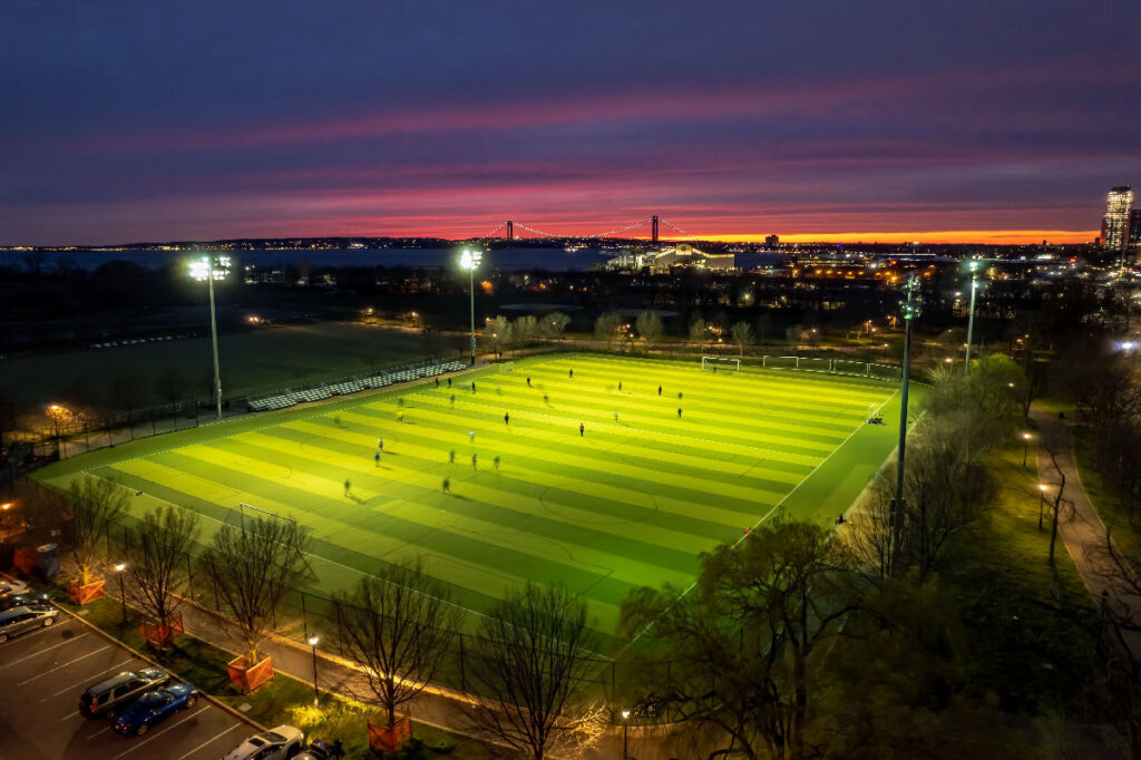 Ataşehir'de gece aydınlatmalı modern bir halı saha ve futbol sahası detayları.
