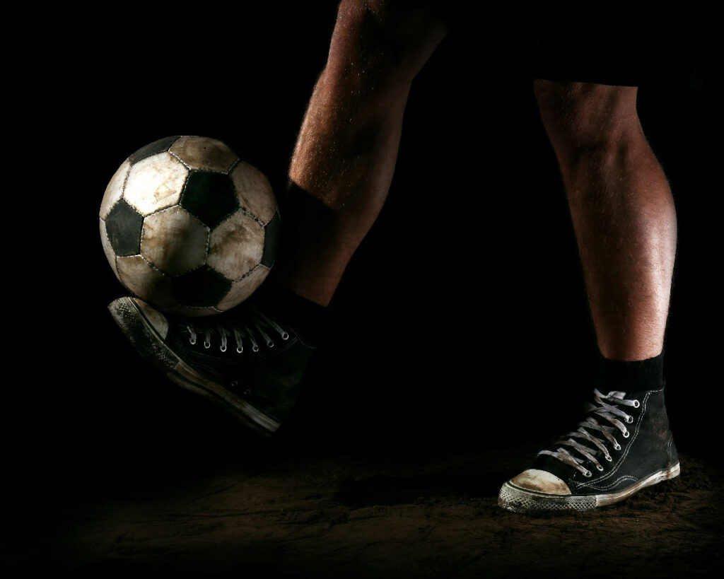 Futbolda ilk dokunuş ve top kontrolü tekniği uygulaması.